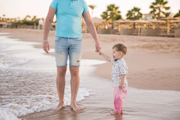 Jovem Junto Mar Com Seu Pequeno Alegre Filho Bonito — Fotografia de Stock