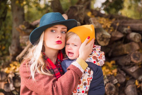 Portret Van Elegante Jonge Moeder Die Omarmen Haar Beetje Huilerig — Stockfoto