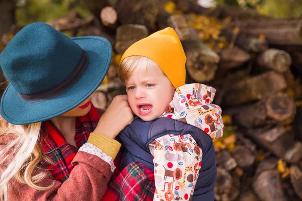 Portret Van Jonge Elegante Moeder Die Het Afvegen Haar Beetje — Stockfoto