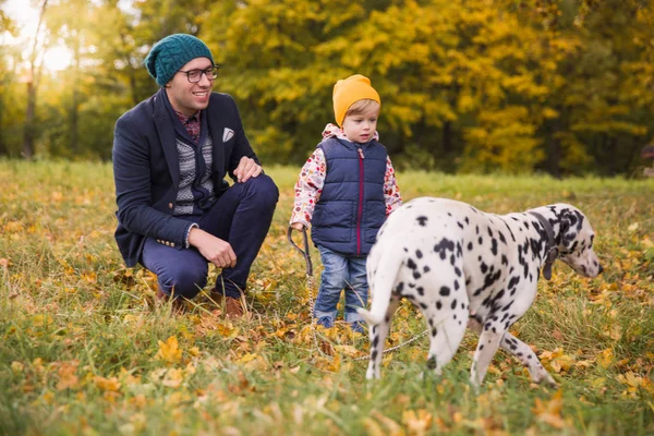 Fiatal Boldog Apa Séta Természet Barátom Dalmát Kutya Aranyos Kisfiú — Stock Fotó