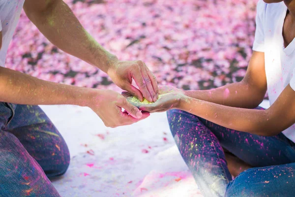 Primer Plano Pintura Seca Manos Parejas Jóvenes Aire Libre — Foto de Stock