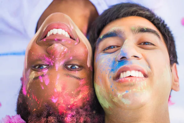 Zbliżenie Młoda Szczęśliwa Para Leżąc Twarzą Twarz Farby Ich Twarzach — Zdjęcie stockowe
