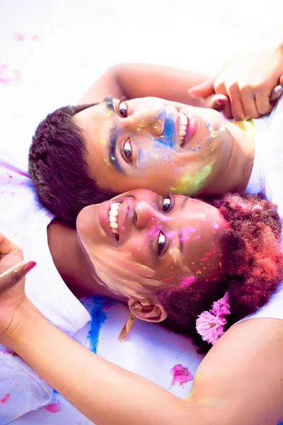 Nahaufnahme Des Jungen Romantischen Paares Das Gesicht Gesicht Mit Farben — Stockfoto