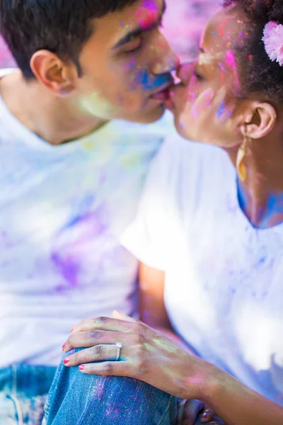 自分の顔に絵の具で愛の若いカップルの肖像画屋外とキスを座っている人 — ストック写真