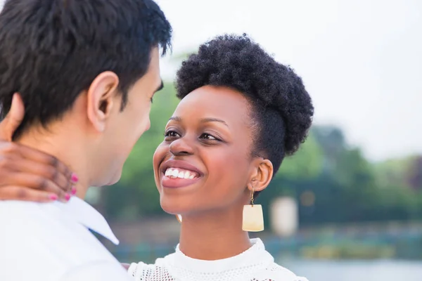 Close Jonge Romantische Lachende Paar Staande Omhelzing Aangezicht Tot Aangezicht — Stockfoto