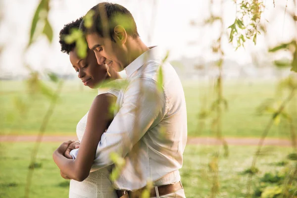 Boční Pohled Mladých Romantický Pár Stojící Objetí Venkovní Pod Stromem — Stock fotografie