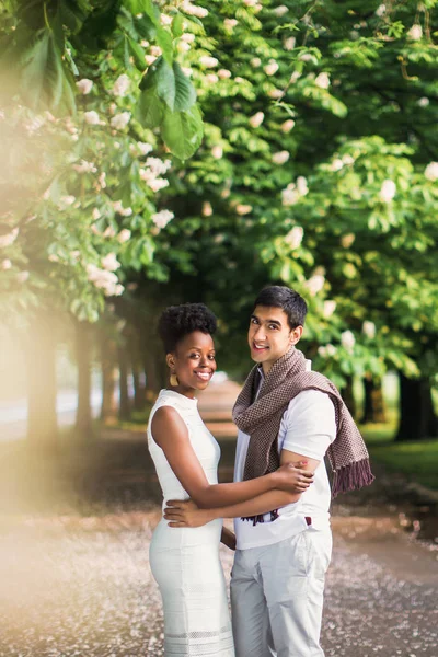 Giovane Coppia Romantica Allegra Piedi Abbraccio Nel Parco — Foto Stock