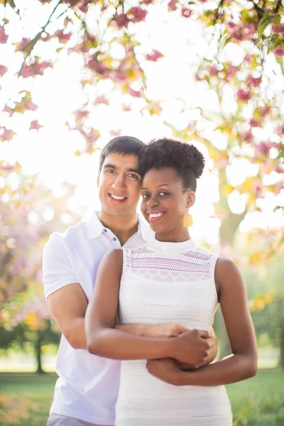 若いかわいいロマンチックな肖像画のカップル公園で受け入れるに立って 笑っている人 — ストック写真