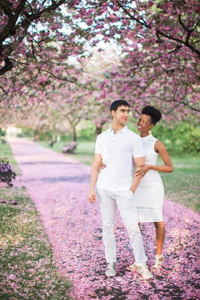 年轻幸福浪漫的情侣站在路上 花瓣在公园里 — 图库照片