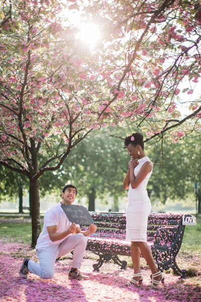 Jeune Homme Faisant Une Demande Mariage Une Jeune Femme Dans — Photo