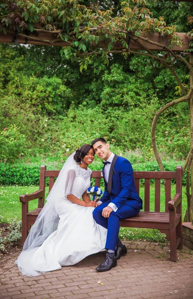 Jonge Gelukkig Mooi Pasgetrouwden Zittend Het Bankje Het Park Glimlachen — Stockfoto