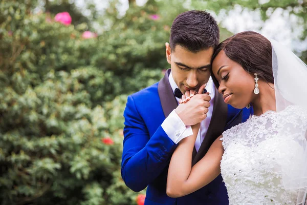 Retrato Jovens Felizes Belos Recém Casados Que Parque Mãos Dadas — Fotografia de Stock