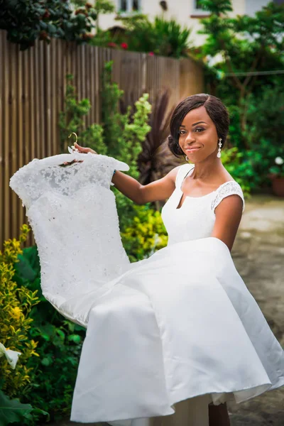 Die Junge Glückliche Hübsche Braut Mit Dem Brautkleid Der Hand — Stockfoto