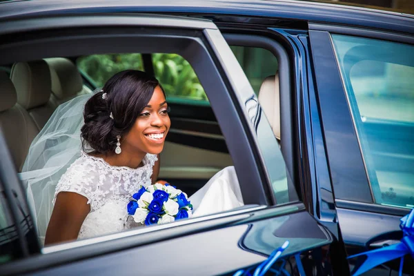 車の中で座っているとよそ見若い美しい陽気な花嫁 — ストック写真