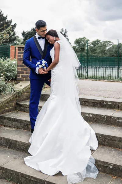 Jovens Felizes Recém Casados Românticos Abraço Nas Escadas Livre — Fotografia de Stock