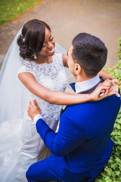 Recém Casados Românticos Felizes Jovens Que Olham Para Outro Abraçam — Fotografia de Stock