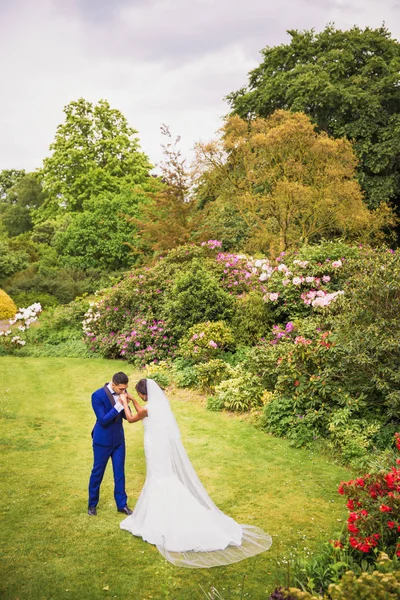 Jonge Gelukkig Romantische Jonggehuwden Die Permanent Tuin Verloofde Kussen Handen — Stockfoto