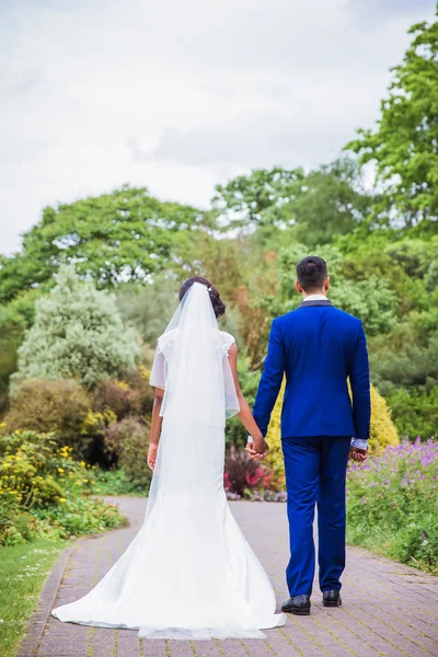 Visão Traseira Jovens Recém Casados Felizes Que Mãos Dadas Parque — Fotografia de Stock