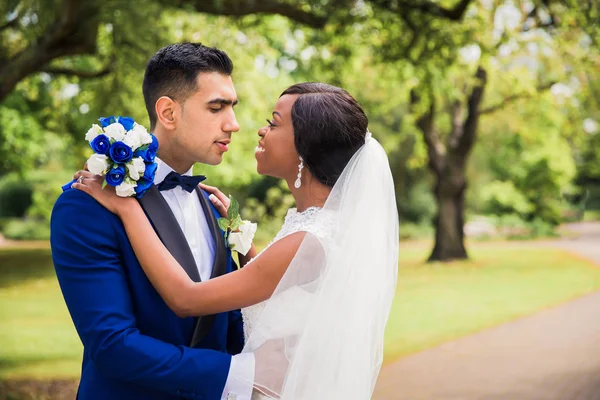 Retrato Jovens Felizes Belos Recém Casados Abraço Parque Olhando Para — Fotografia de Stock