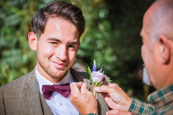 Bahçede Genç Yakışıklı Nişanlısı Oğlu Giyinmek Yardım Mutlu Baba — Stok fotoğraf