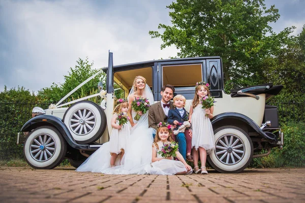 Jonge Gelukkig Mooi Pasgetrouwden Zittend Een Auto Met Gelukkige Kinderen — Stockfoto