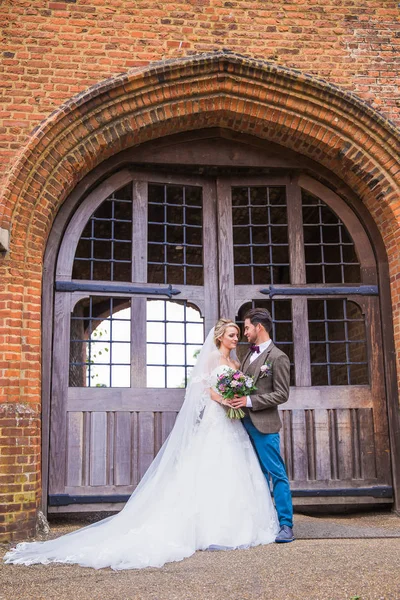 Unga Glada Vackra Nygifta Stående Famn Innan Dörren Byggnaden Utomhus — Stockfoto
