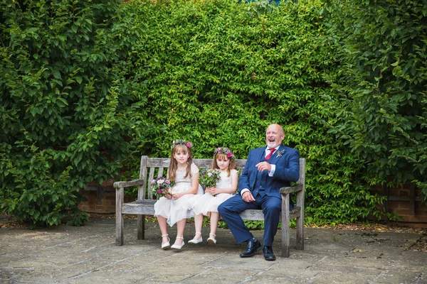 Lachende Grootvader Twee Kleine Meisjes Zittend Een Bankje Buiten — Stockfoto