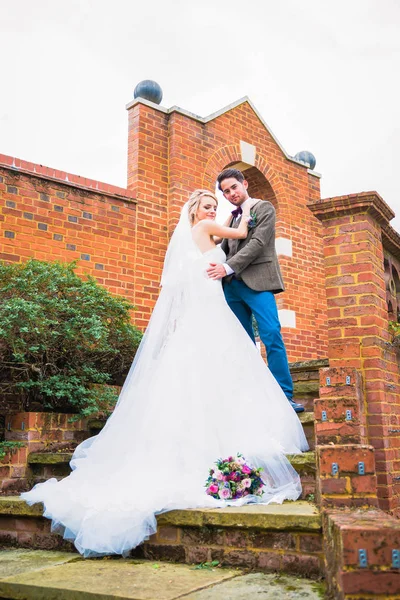 Jovens Felizes Belos Recém Casados Abraço Nas Escadas Livre — Fotografia de Stock