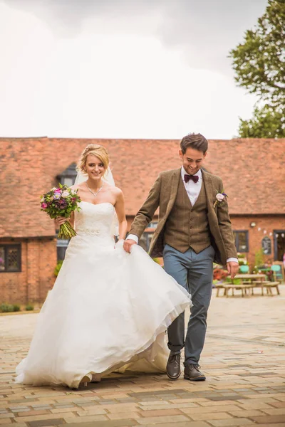 Jonge Gelukkig Mooi Pasgetrouwden Lopen Buiten Holding Hands — Stockfoto