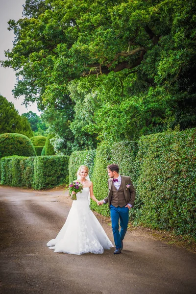 Jonge Gelukkig Pasgetrouwden Wandelen Het Park Hand Hand — Stockfoto