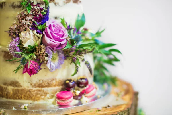 Close-up the beautiful flowers on cake