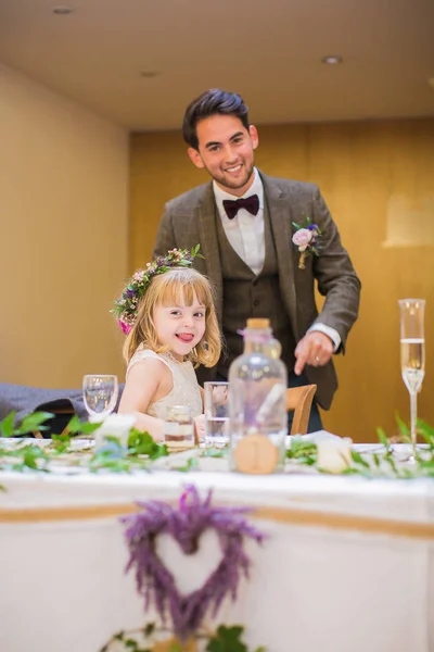 Prachtige Lachende Meisje Zitten Bij Tafel Het Restaurant Jonge Verloofde — Stockfoto
