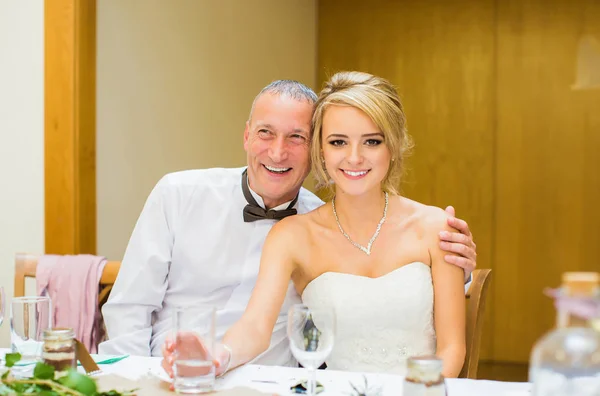 Молодая Счастливая Красивая Невеста Сидит Столом Своим Счастливым Отцом Ресторане — стоковое фото