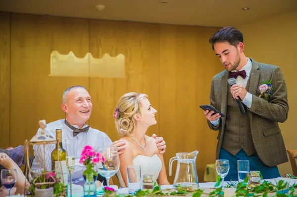 Jonge Mooie Bruid Zittend Door Tabel Met Haar Gelukkige Vader — Stockfoto