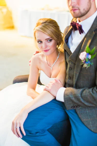 Los Jóvenes Felices Recién Casados Románticos Sentados Una Silla Abrazo — Foto de Stock