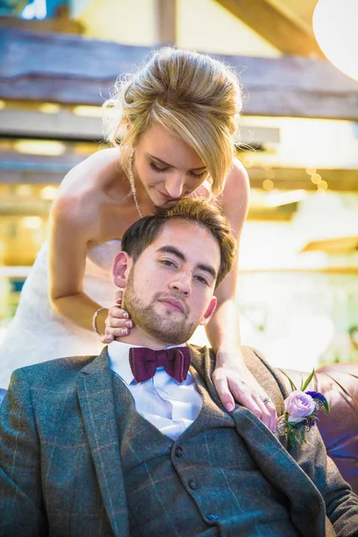 Jonge Gelukkig Verloofde Zittend Bank Zijn Prachtige Bruid Die Achter — Stockfoto