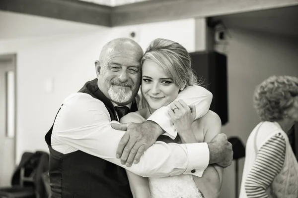 レストランで若い幸せな花嫁を抱きしめる幸せな父 — ストック写真