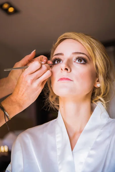 Den Makeup Artist Att Lägga Makeup Ansiktet Unga Vackra Bruden — Stockfoto