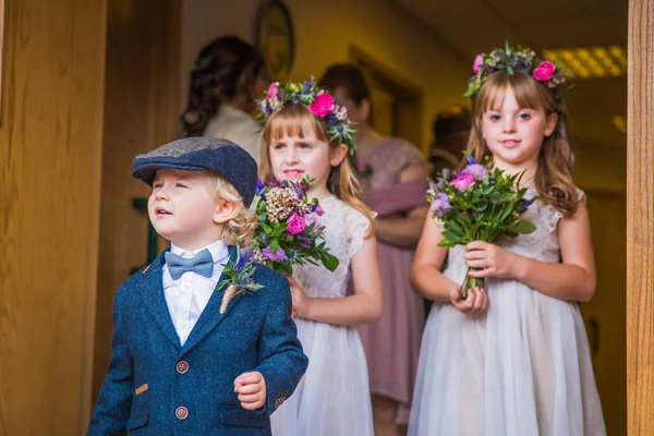 Маленькі Веселі Красиві Діти Стоять Квітами Чекають Весілля — стокове фото