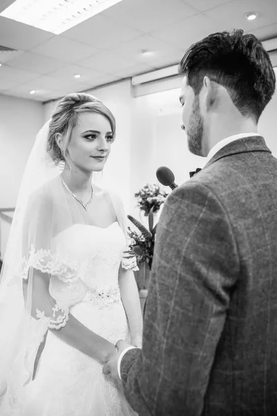 Genç Mutlu Nişanlısı Güzel Gelin Yüz Yüze Holding Ayakta Eller — Stok fotoğraf