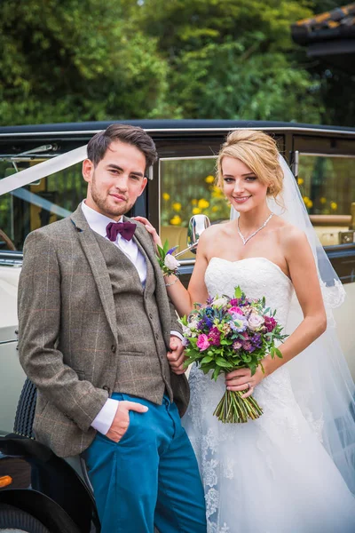 Jonge Gelukkig Elegante Mooie Pasgetrouwden Permanent Outdoor Vertrouwen Een Auto — Stockfoto