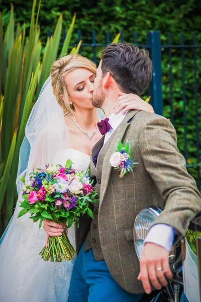 Jonge Gelukkig Elegante Mooie Pasgetrouwden Permanent Outdoor Kussen — Stockfoto