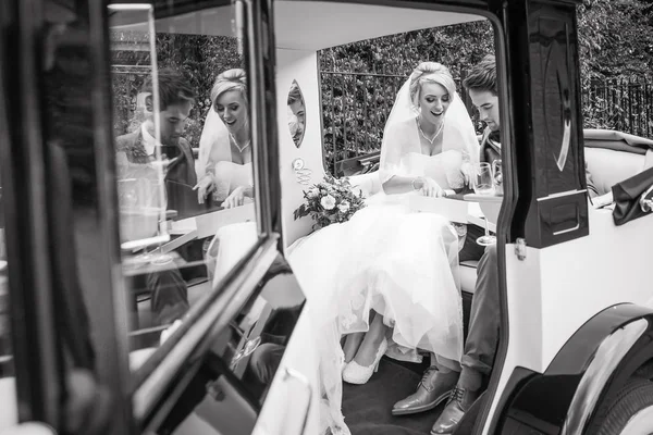 Jonge Gelukkig Mooie Elegante Pasgetrouwden Een Auto Zit Het Bedrijf — Stockfoto
