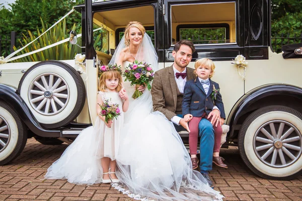 Jonge Gelukkig Mooi Pasgetrouwden Zittend Een Auto Met Charmante Kinderen — Stockfoto