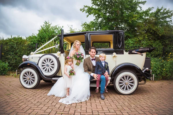 Jonge Gelukkig Mooi Pasgetrouwden Zittend Een Auto Met Charmante Kleine — Stockfoto