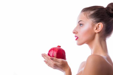 Nar beyaz arka plan karşı elinde kapalı tutan güzel kadın makyaj ile yakın çekim yan görünüm