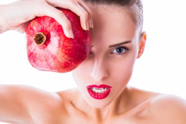 Yakın çekim kadının yüz ve yüz kapalı yarısı gizleyen bir nar