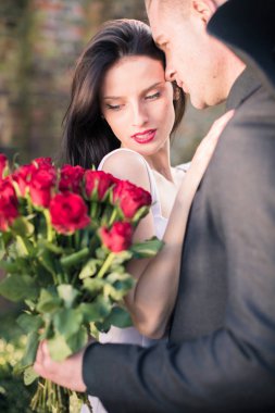 Dikey çift hangi kadın bakar gül, gül ile çekici, adam kadına benziyor.