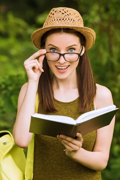 Porträt Einer Jungen Lebensfrohen Frau Die Freien Buch Der Hand — Stockfoto