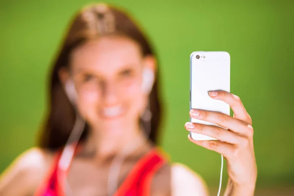 Close Telefone Que Jovem Mulher Esportiva Mantém Mão Faz Selfie — Fotografia de Stock